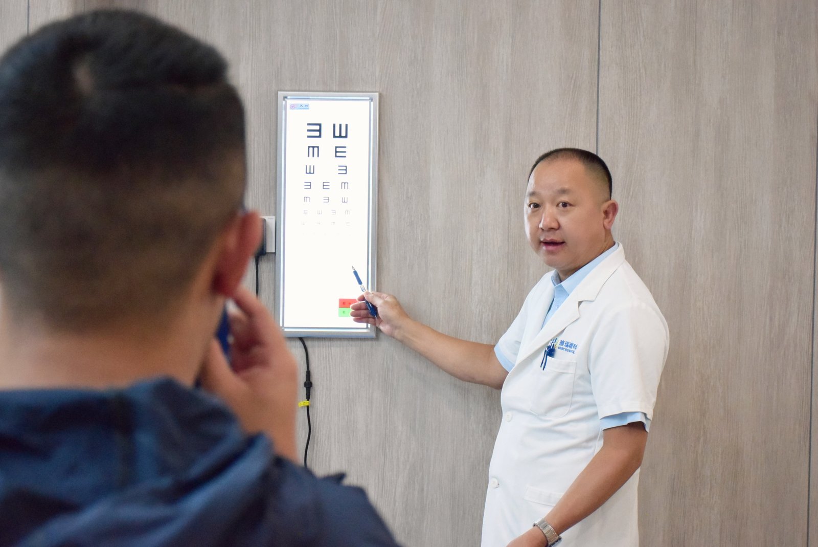 昆明普瑞眼科医院何守科医生