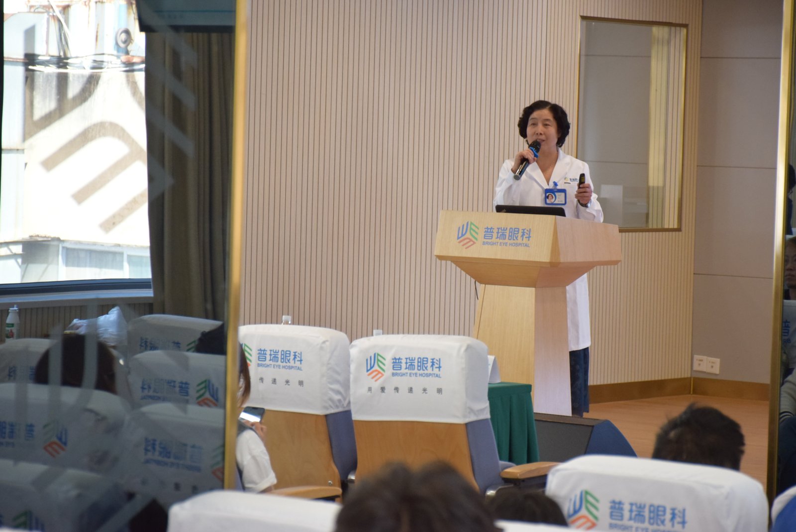 昆明普瑞眼科医院范文瑾医生工作照