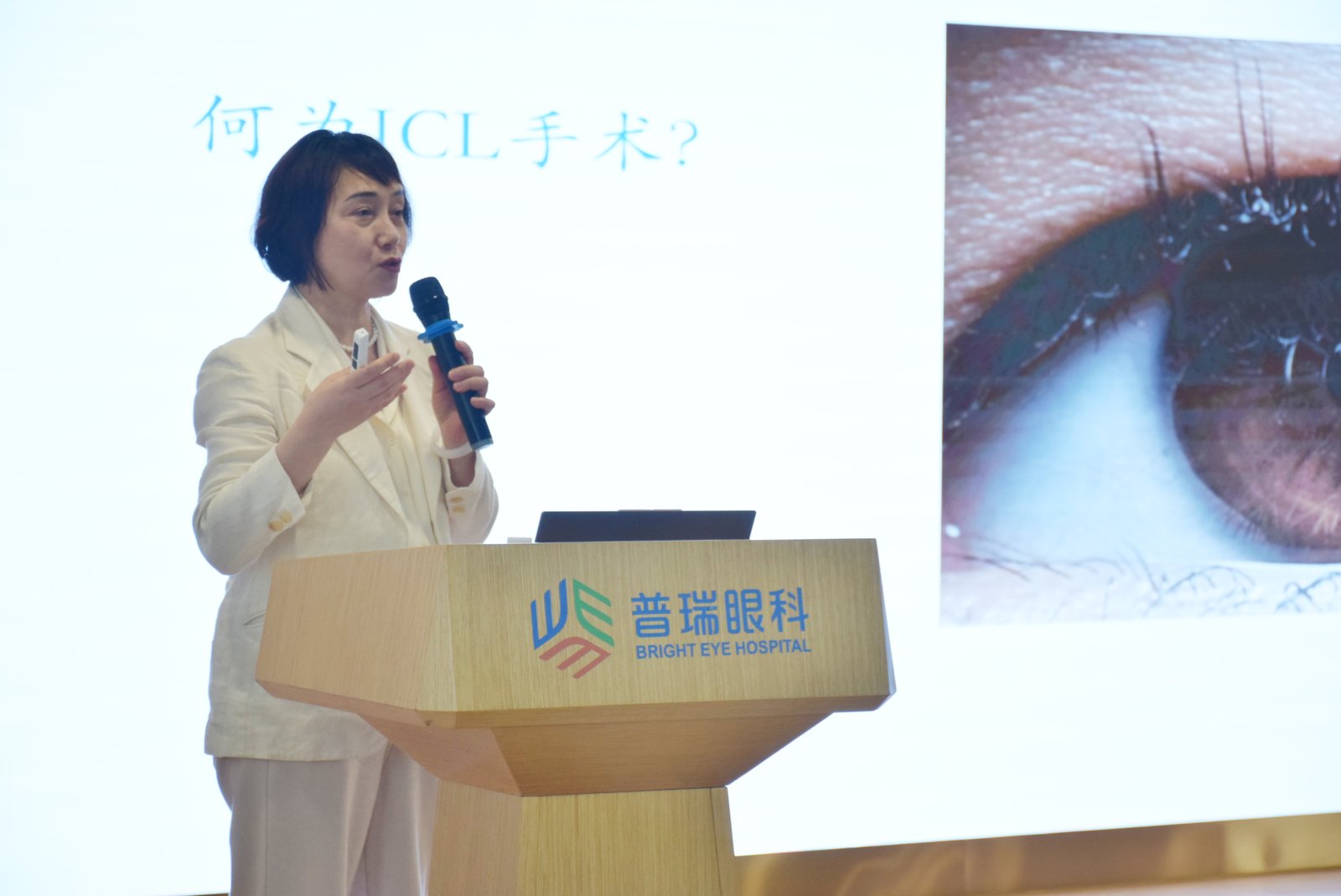 昆明普瑞眼科医院范文瑾医生工作照