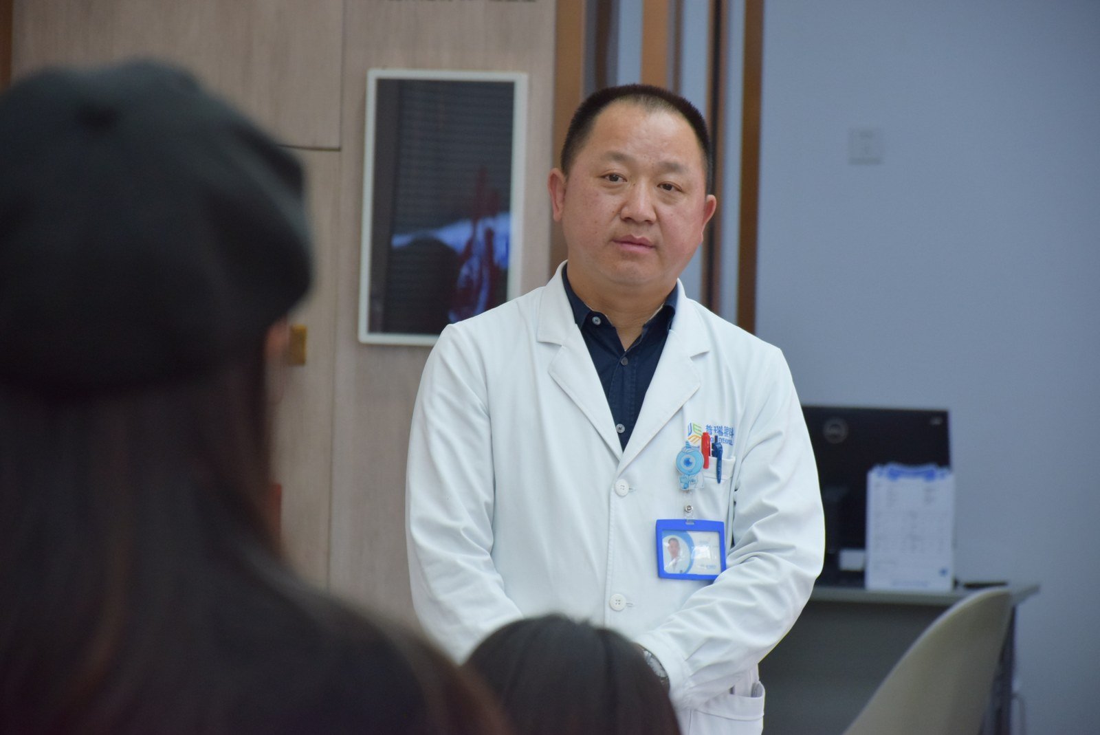 昆明普瑞眼科医院何守科医生工作照