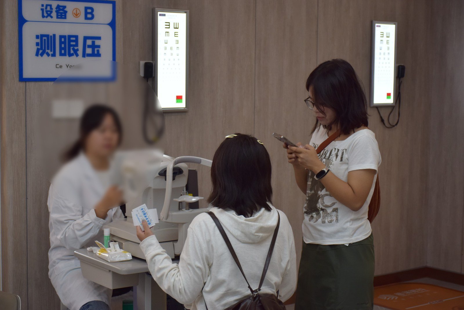 昆明普瑞眼科医院张月医生工作照