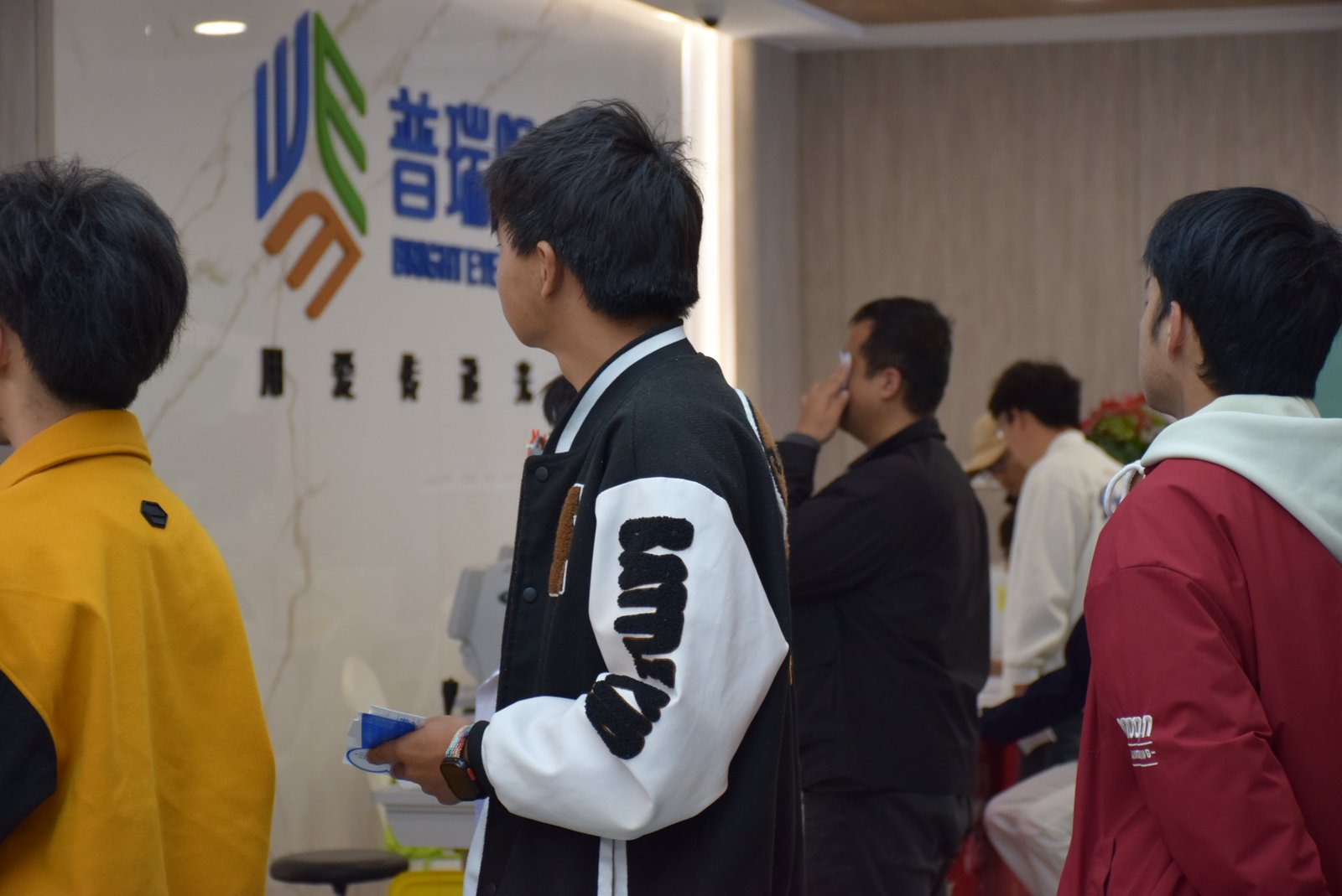 昆明普瑞眼科医院候诊区