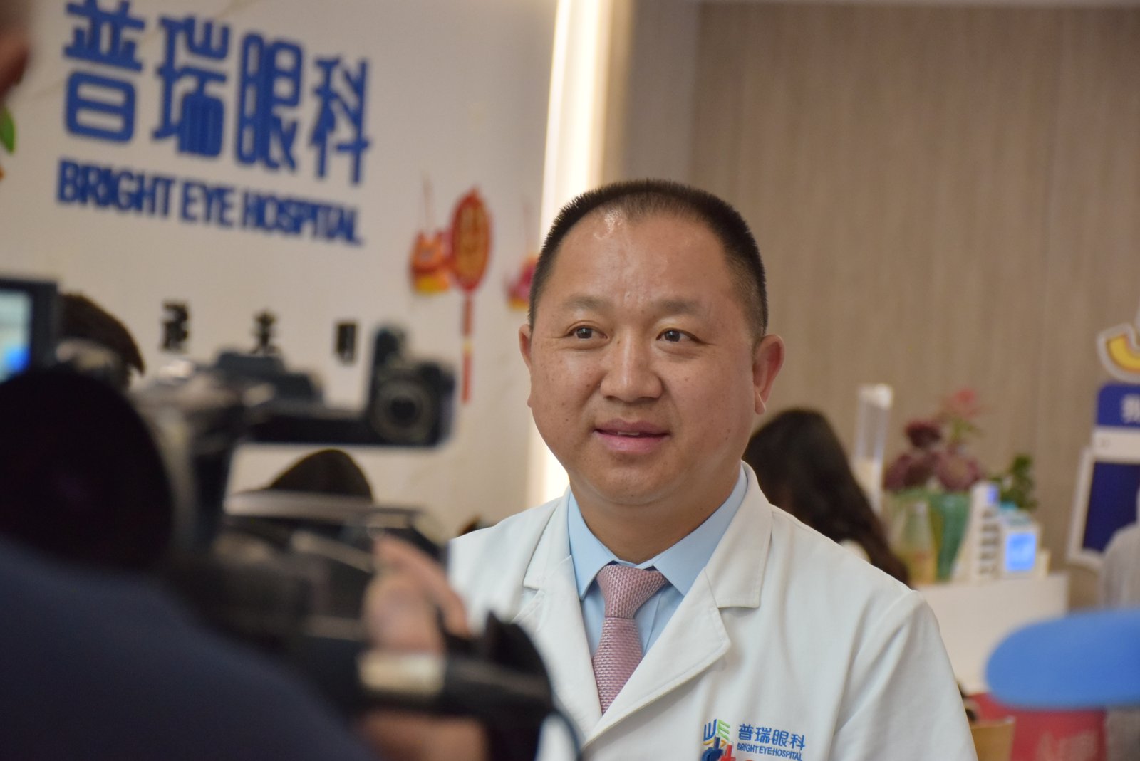昆明普瑞眼科医院何守科医生工作照