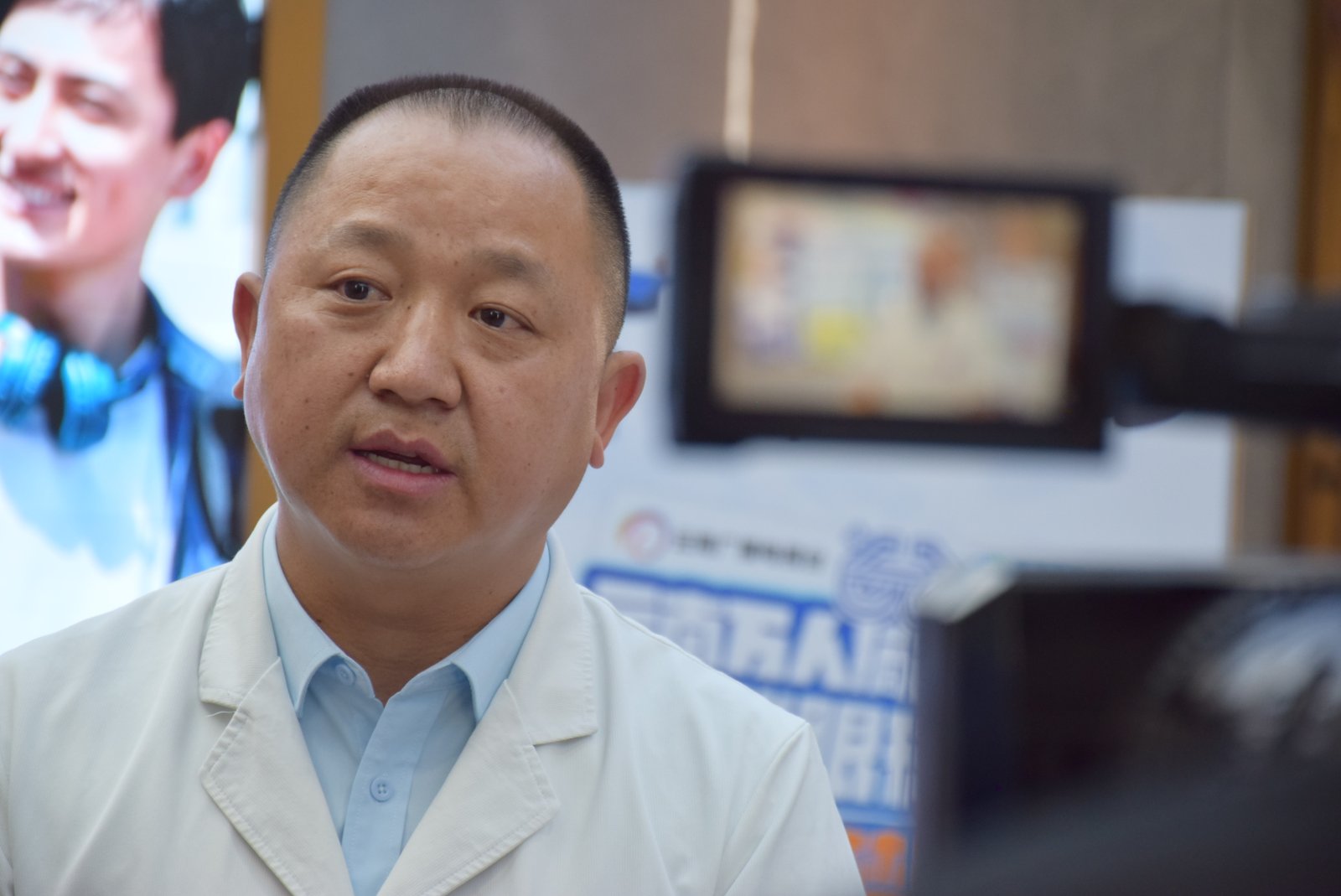 昆明普瑞眼科医院何守科医生工作照