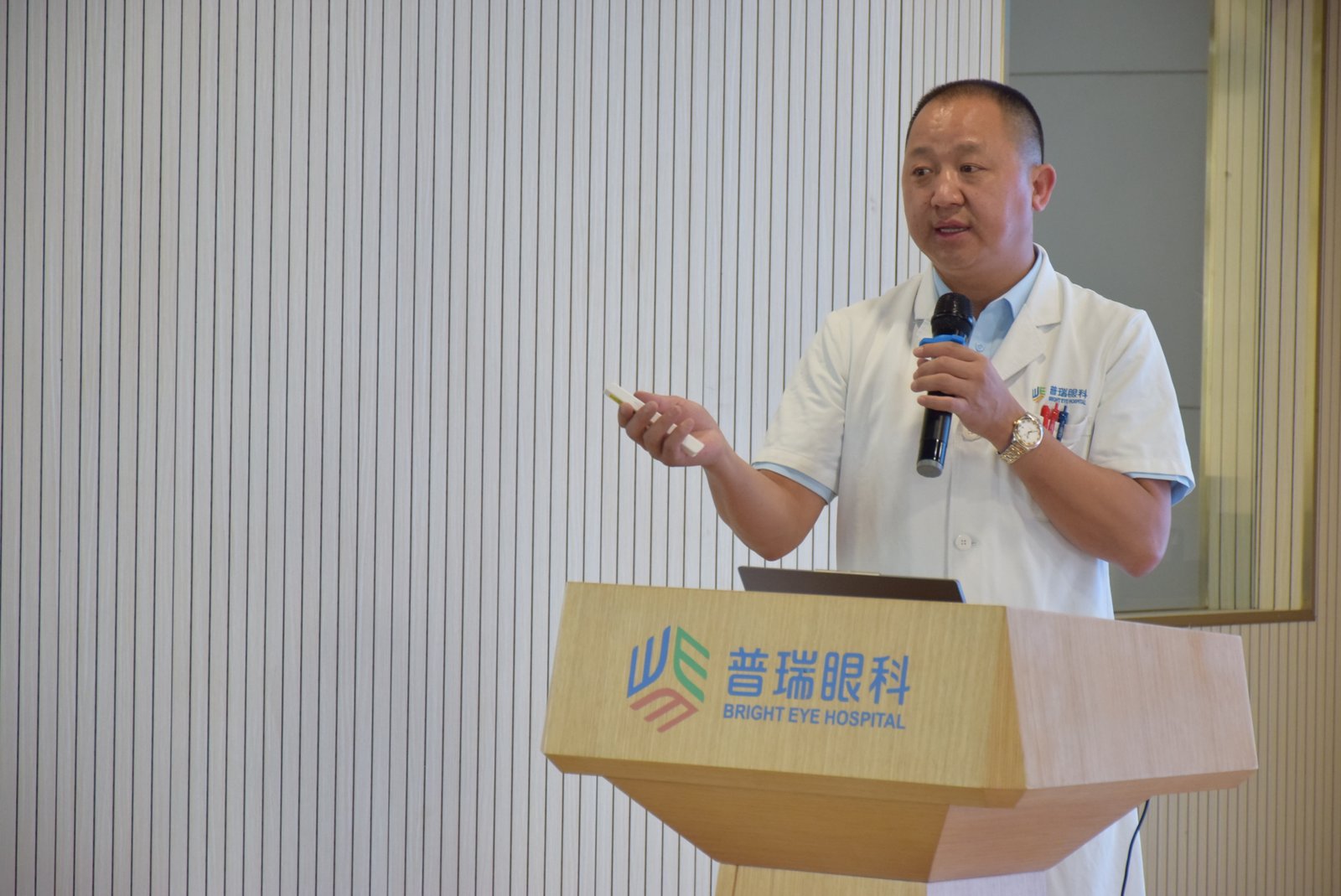 昆明普瑞眼科医院何守科医生