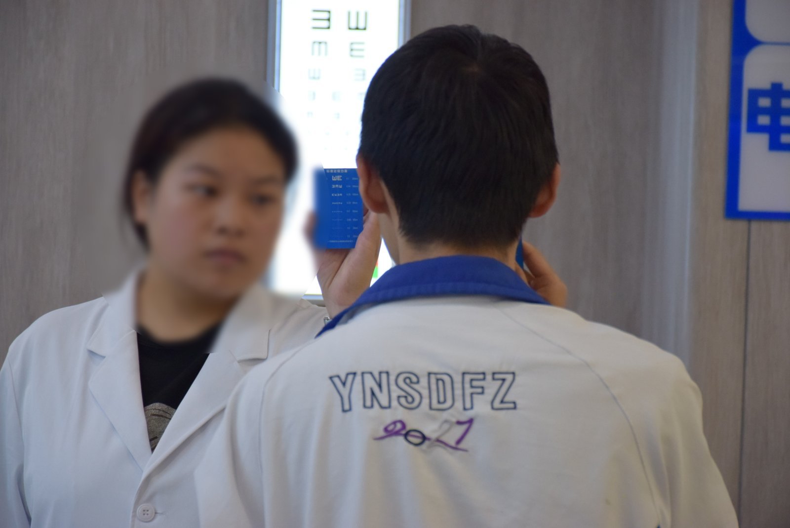 昆明普瑞眼科医院学生视力检查场景