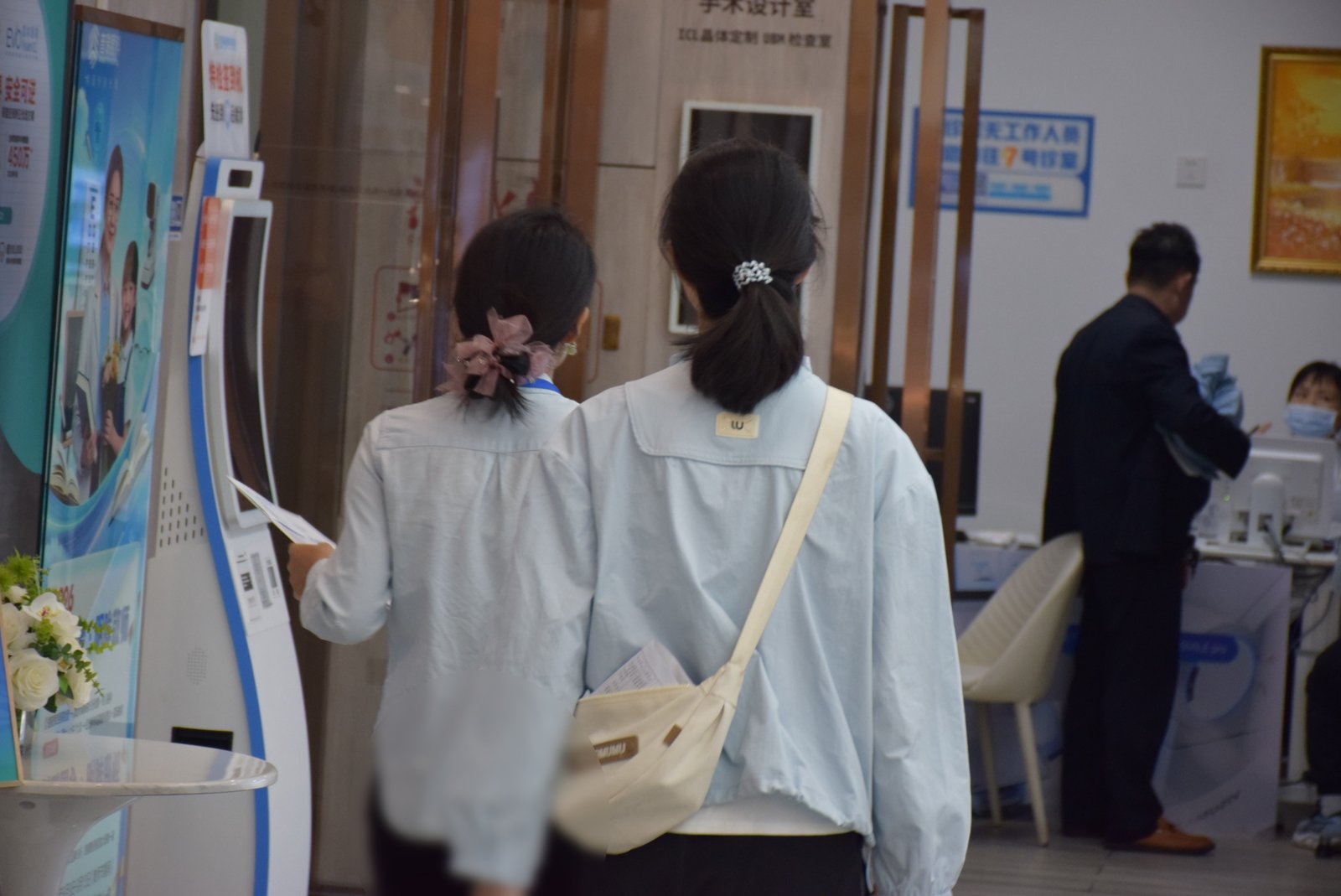 昆明普瑞眼科医院自助视力检测区