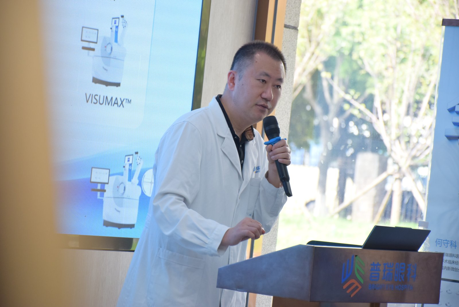 昆明普瑞眼科医院医师讲解手术设备