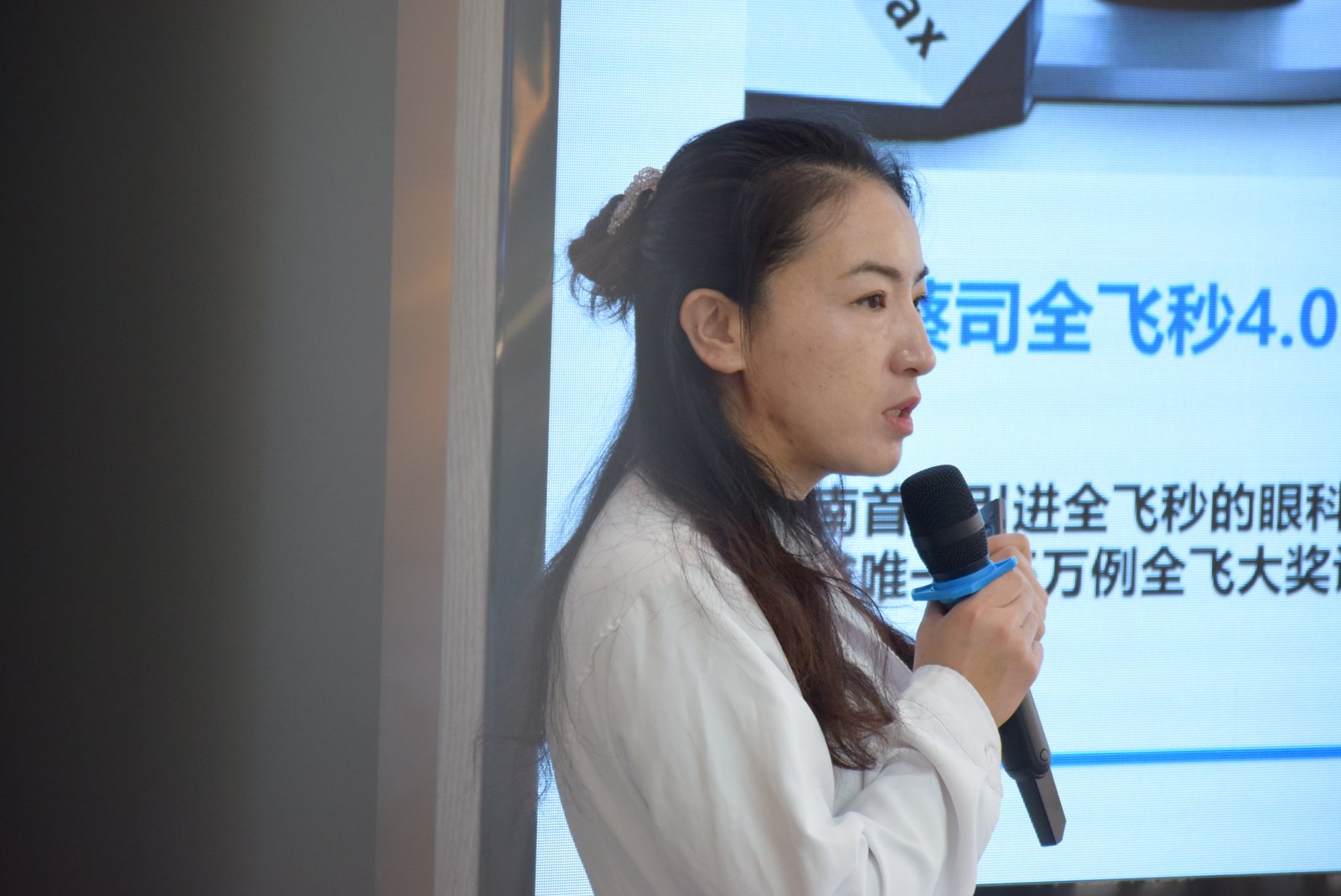 昆明普瑞眼科医院全飞秒设备讲解现场